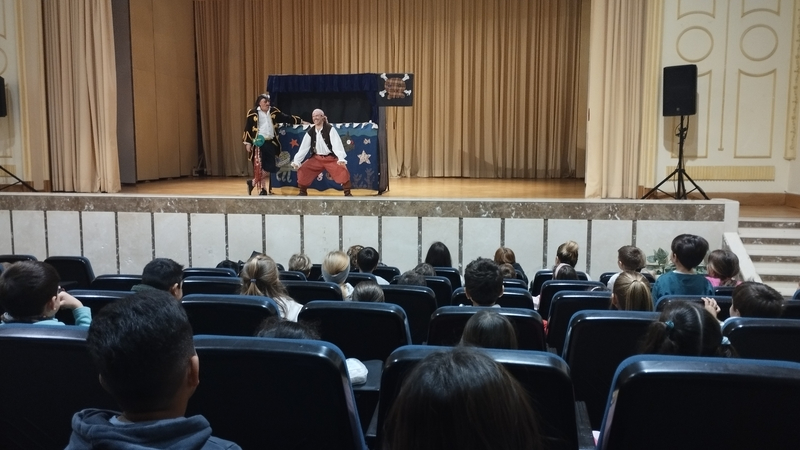 Los escolares de los colegios Miguel Hernández, San Blas y Carmen Martín Gaite disfrutan de la obra ‘Bucaneros’
