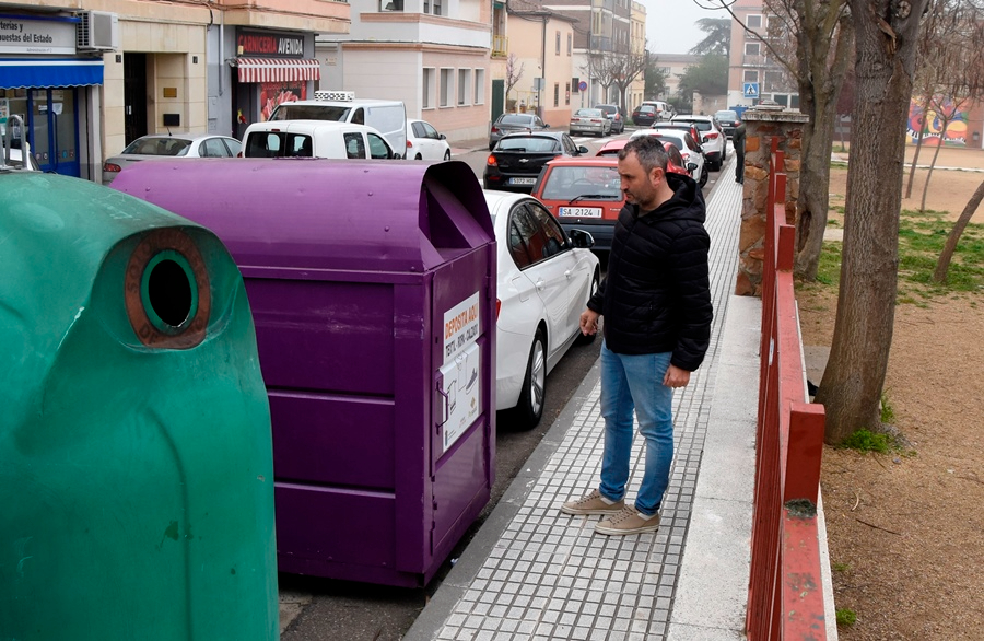 Colocados tres nuevos contenedores de recogida de ropa y calzado junto a centros educativos