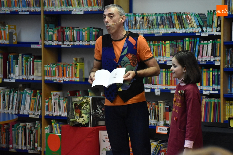 Divertida sesión de magia a partir de libros en la Biblioteca con el Mago Oski