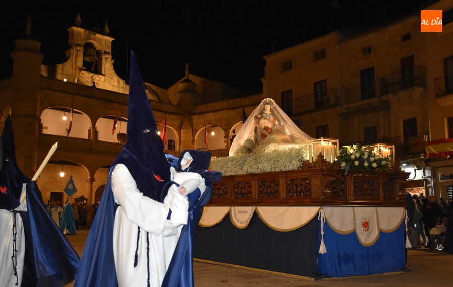 La Virgen de las Angustias logra procesionar, aunque con plástico y de forma directa hasta la Catedral