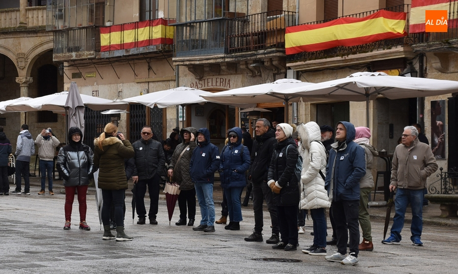 Varios grupos de turistas ‘resisten’ en un deslucidísimo Jueves Santo por la lluvia y el viento