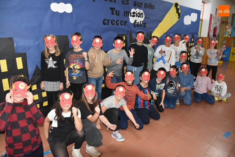 José Revilla y Javi Páez doblan visita a San Francisco mientras los alumnos crean sus propias máscaras