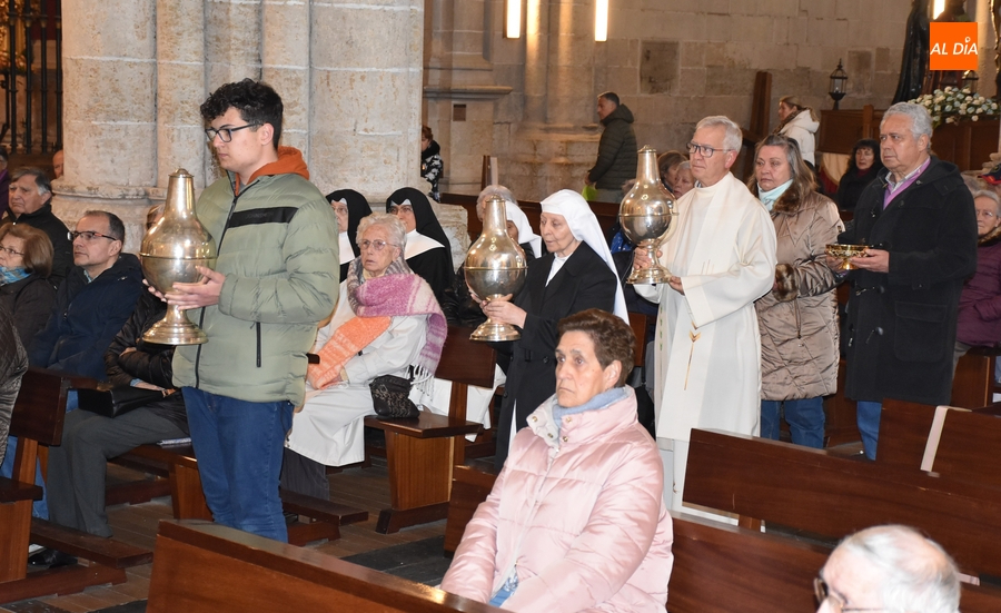 Los sacerdotes renuevan sus promesas mientras se bendicen los santos óleos para todo el año