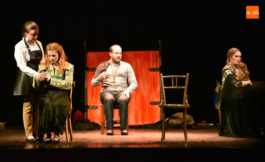 El público mirobrigense disfruta de la versión de Popy Vegas de ‘La Casa de Bernarda Alba’