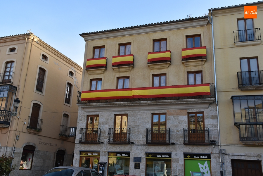 La Plaza Mayor se engalana con banderas de España para la Semana Santa