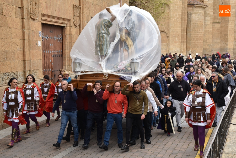 La Cofradía del Nazareno lleva sus pasos hasta el Seminario tras cancelar su procesión