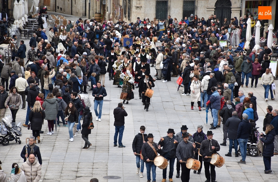 Los participantes en La Charrada llenan de colorido y animación las calles del centro