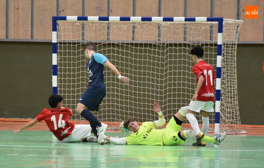 El líder de la División Honor Juvenil impone su ley ante un III Columnas con buenas fases