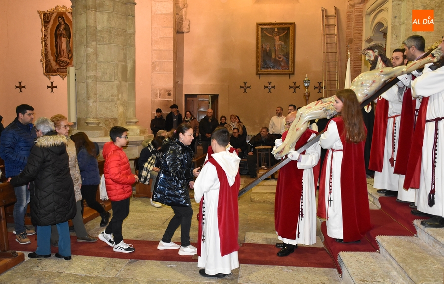 Fieles de todas las edades muestran su devoción al Cristo del Silencio