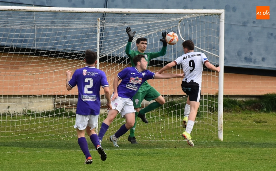 El Ciudad Rodrigo recobra sensaciones y la senda de la victoria con otro gol de 3 puntos de Alexander