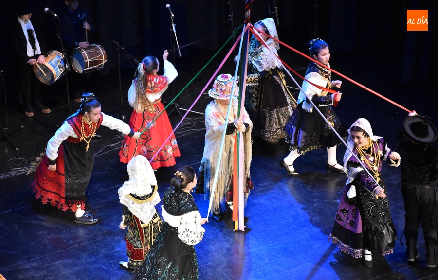 Los grupos mirobrigenses muestran su arte a paisanos y forasteros sobre las tablas del Teatro