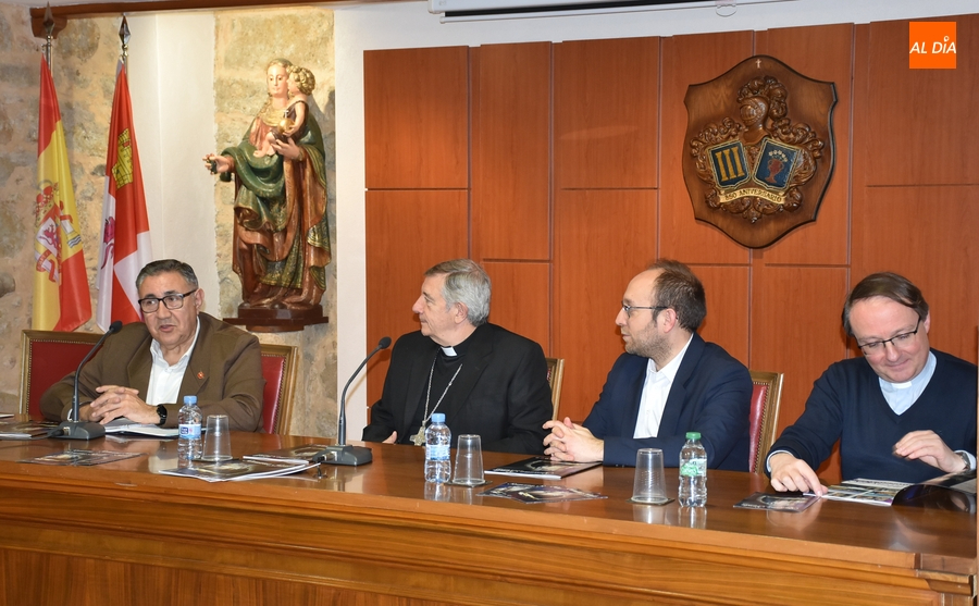 Concurrida presentación de la Revista de la Semana Santa, que estrena formato más ordenado