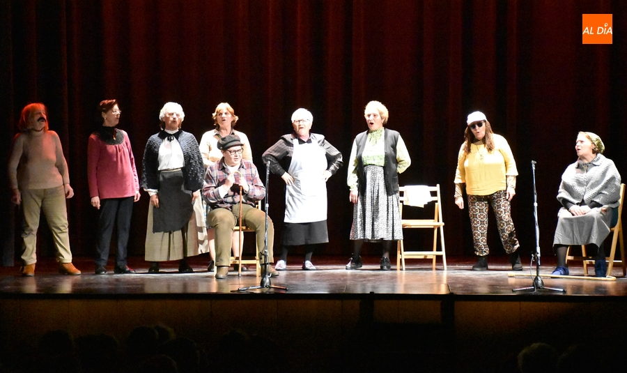 Tarde de risas en el Teatro Nuevo gracias al grupo de teatro de Amanecer