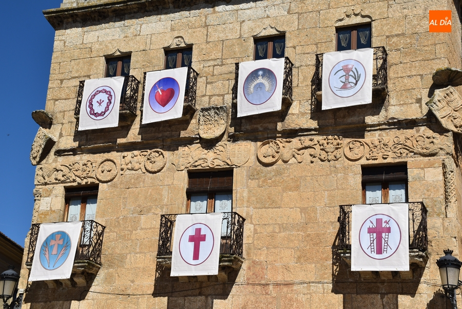 Colgados en la Plaza Mayor los emblemas de las 7 Cofradías de Semana Santa