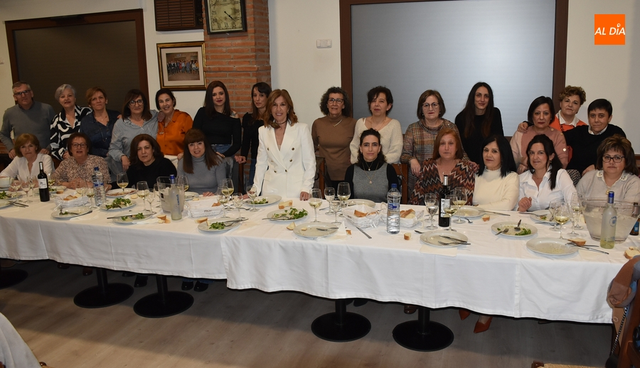 Puri Martín Pérez festeja su jubilación con las que han sido sus compañeras