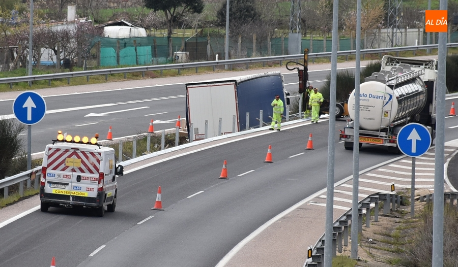 Un camión rompe un quitamiedos y queda encajado en la mediana de la A-62