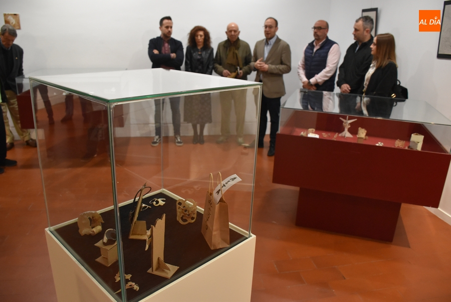 Jesús Rodríguez Lemus muestra sus creaciones con asta de toro en la Casa de la Cultura