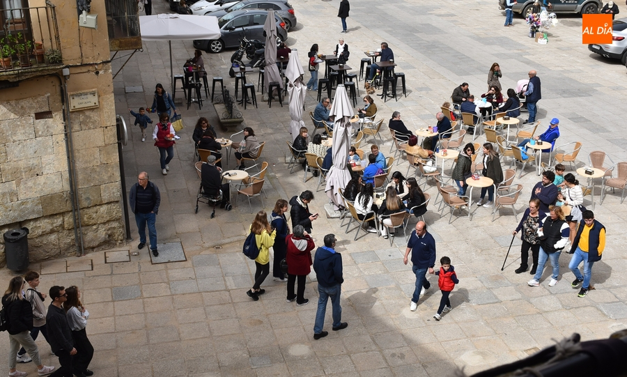 Una pareja de turistas de Jaén entrega a la Policía una cartera con una gran suma de dinero