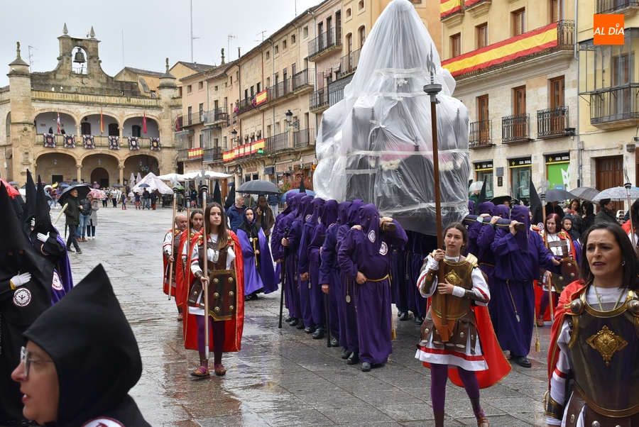 Trasladado bajo la lluvia el paso de Jesús Nazareno hasta el Seminario