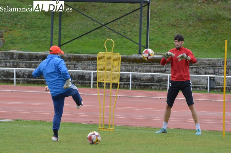 Jon toca balón y va mejorando; Jehu repite con el doble lateral y ensaya con Amaro y Pablo como centrales en el Salamanca UDS