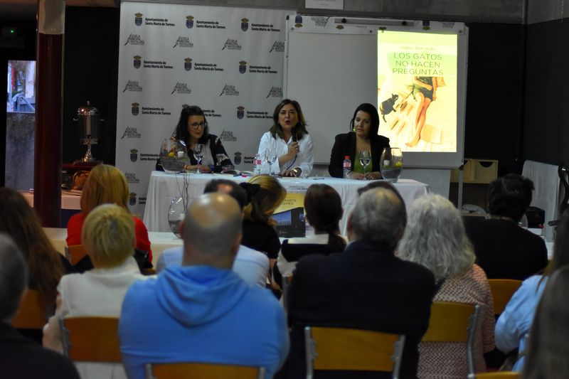 La presentación del libro de relatos de Isabel Bernardo fue un maridaje perfecto de cocina y literatura en la Escuela de Hostelería de Santa Marta