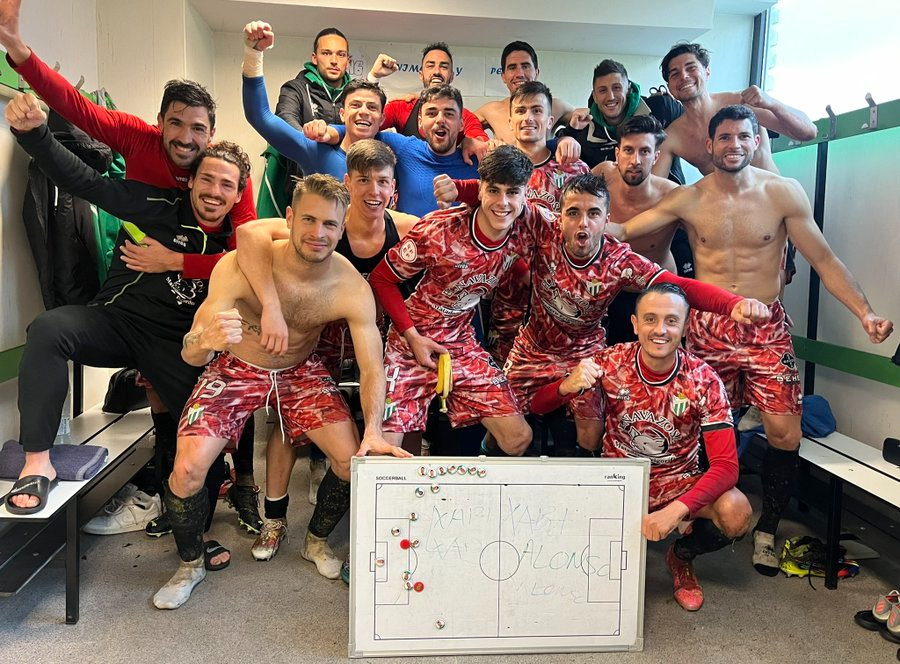 El CD Guijuelo se mete en playoff tras ganar a un Rayo Cantabria con 9 (1-2)