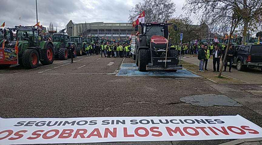 Más de 600 vehículos de agricultores y ganaderos se movilizan en Valladolid 