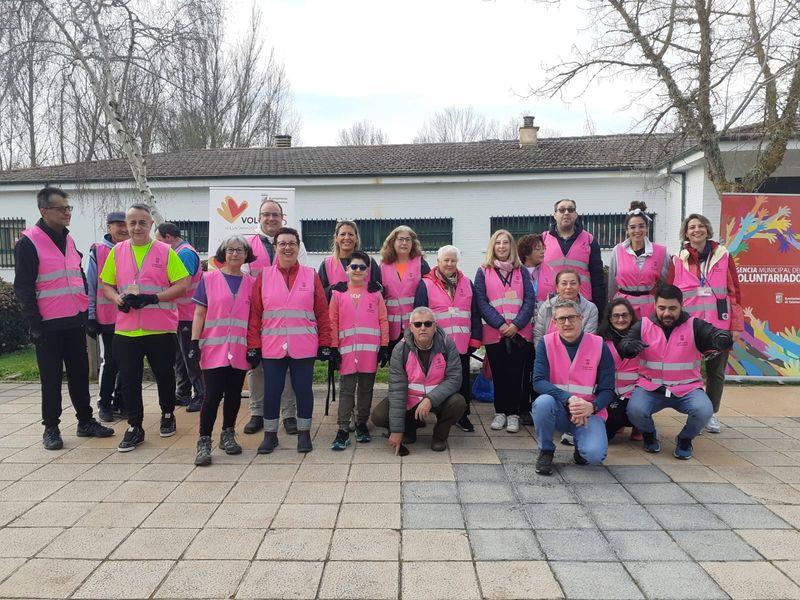 Una treintena de personas participan en la recogida de residuos en la ribera del río Tormes
