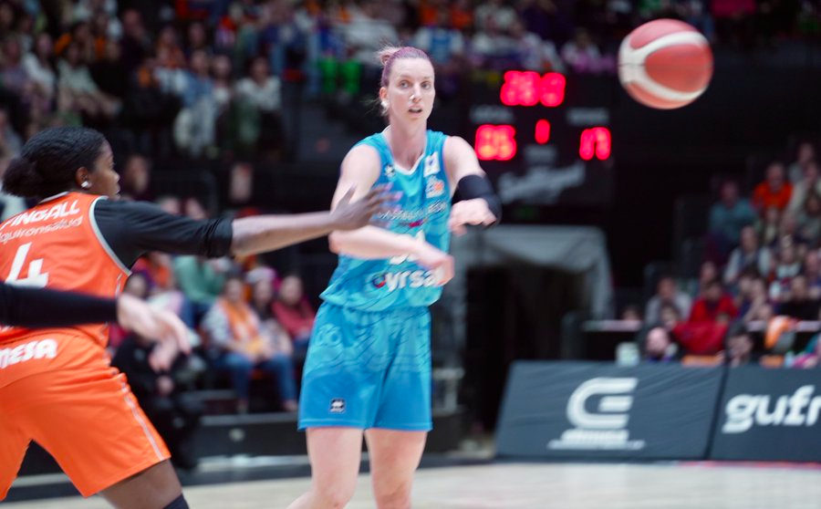 El Perfumerías Avenida se lleva el liderato en solitario y el factor cancha de La Fonteta (44-61)