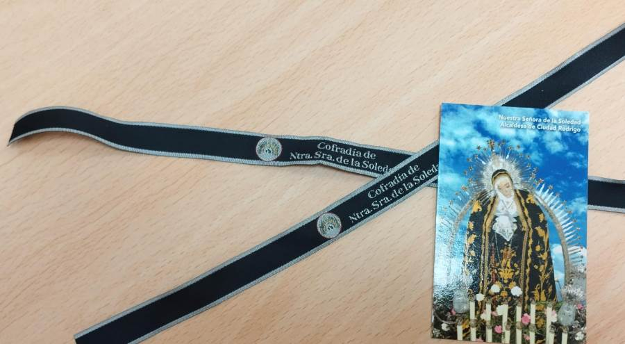 La Soledad obsequia a sus cofrades con una pulsera