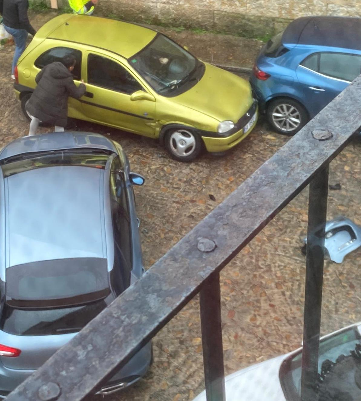 Tres vehículos chocan junto al depósito de aguas