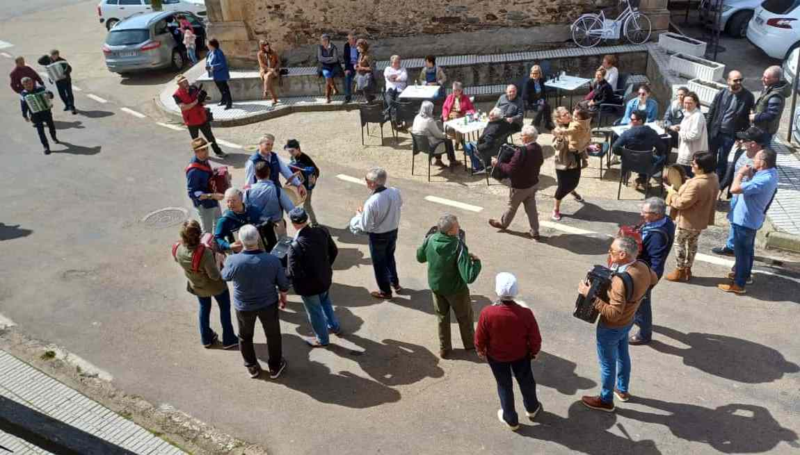 El Sahúgo exalta la música tradicional de la mano de un nutrido grupo de acordeonistas