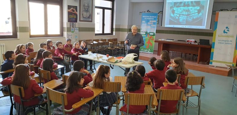 Taller de salud bucodental de los alumnos de 2º de Primaria del colegio San Juan Bosco