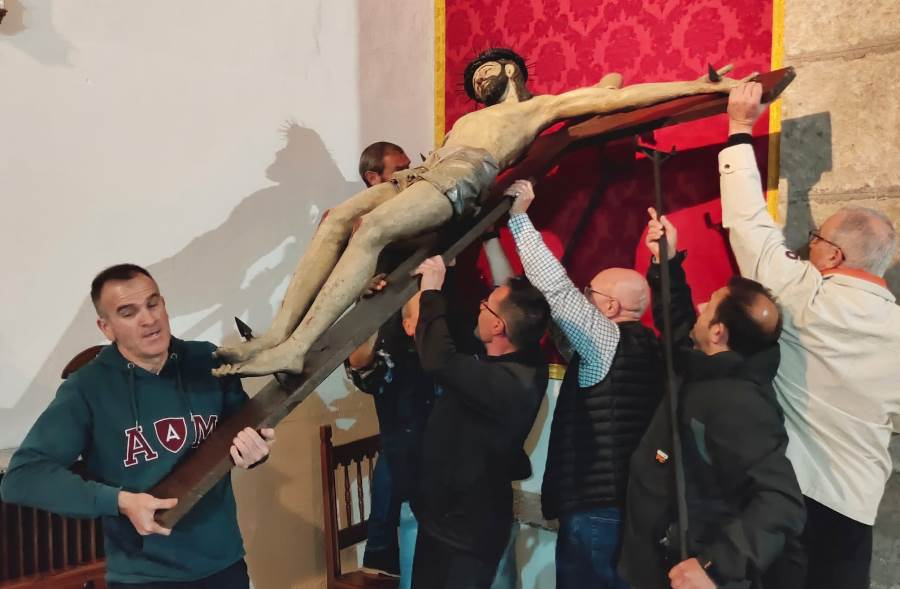 Descendido el Cristo de San Andrés de cara al Vía Crucis callejero de este sábado