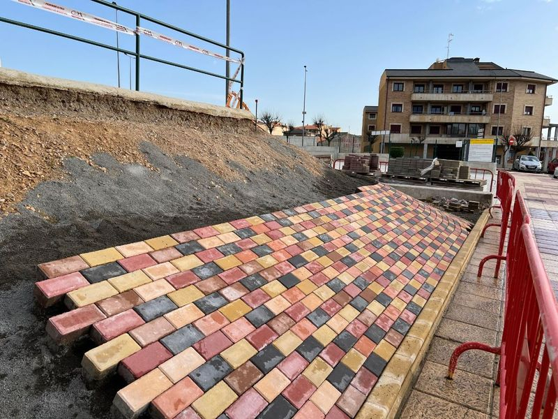 El Ayuntamiento de Carbajosa cubre el talud lateral de la pista de pump track con adoquines