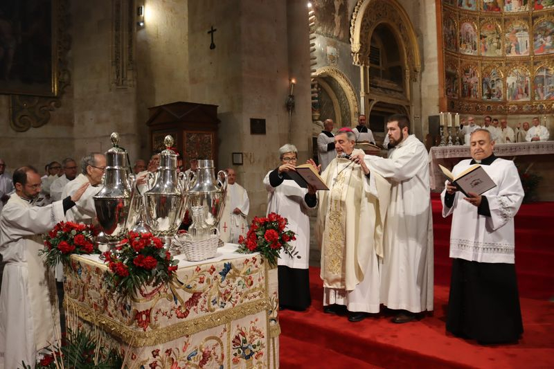 El obispo preside el Miércoles Santo la Misa Crismal en la Catedral Vieja
