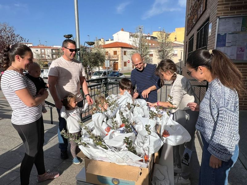 Más de medio centenar de vecinos recogen la 1ª generación de ‘Mi árbol en Carbajosa’