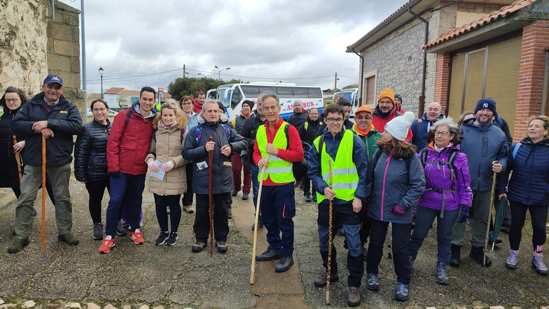 En torno a 400 senderistas retan al frío y a la lluvia en la Marcha Arribes de Vilvestre