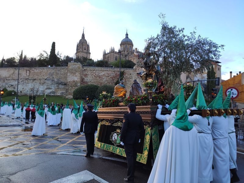 La lluvia da una tregua a la Oración de Jesús en el Huerto de los Olivos 