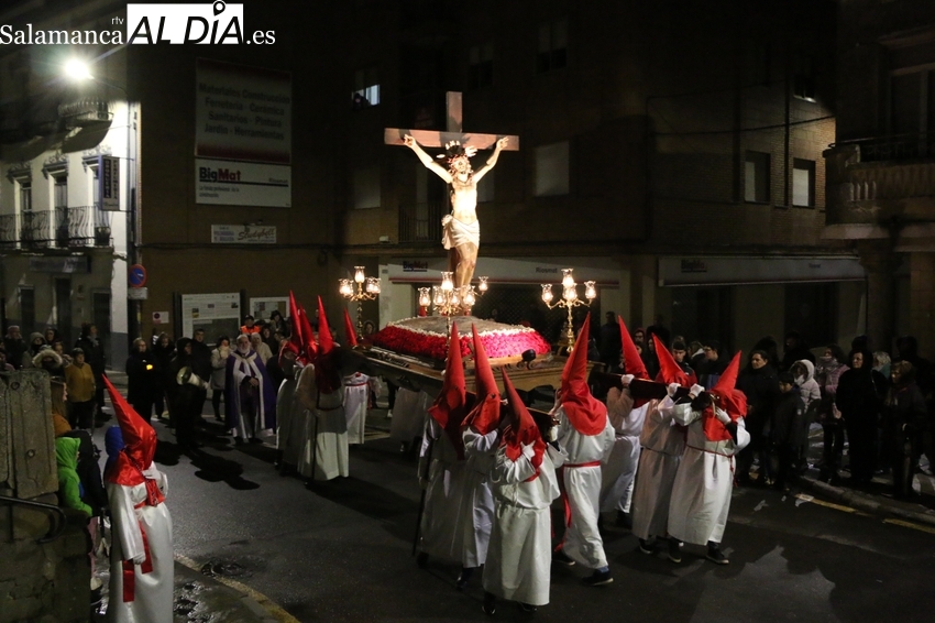 El frío y el viento no impide que decenas de fieles acompañen en Vitigudino al Cristo de la Agonía