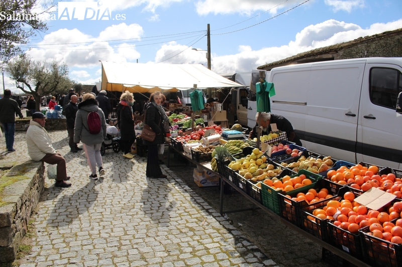La Fiesta del Almendro y el frío restan afluencia al mercadillo de Trabanca