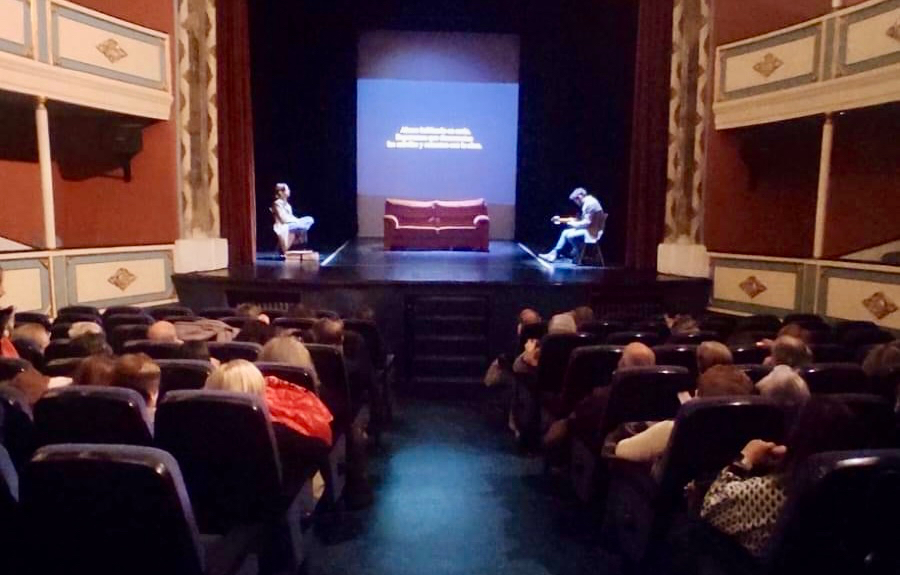 La obra ‘Sofá con dos cuerpos’ encandila en una nueva cita de ‘los viernes al teatro’