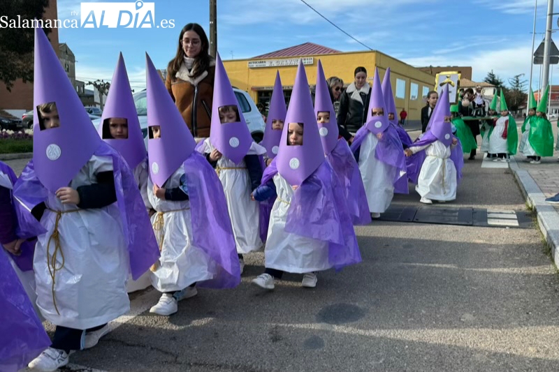 El gran Vía Crucis del colegio La Encarnación adelanta la Semana Santa en las calles