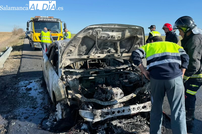 Un fuerte incendio calcina un coche en la N-501