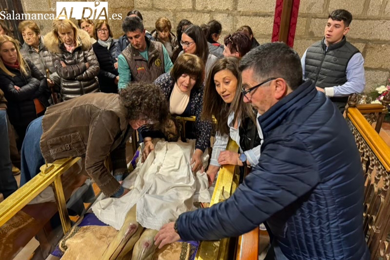 Largas colas y devoción al Santo Cristo de la Cama en su histórico cambio de ropas y besapiés
