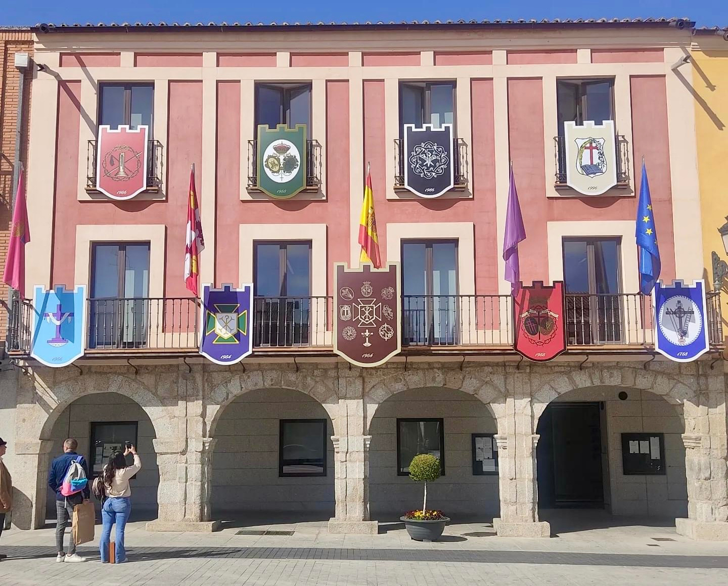 Los reposteros de las ocho cofradías de Peñaranda ya presiden la fachada del Ayuntamiento 