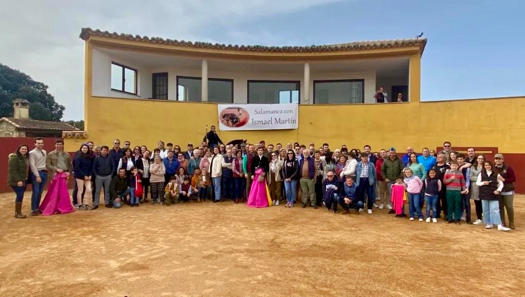 Un centenar de personas arrancan la actividad de la Peña Taurina Ismael Martín 