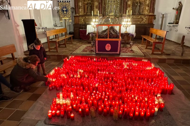 Multitudinaria peregrinación a la Ermita de San Luis para ofrecer devociones y velas al Cristo de la Cama