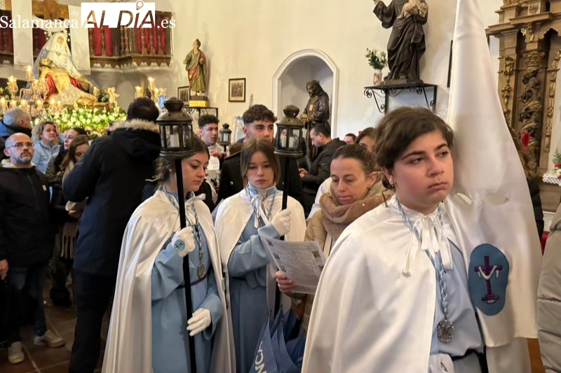 Tristeza y lamentos mirando al cielo tras la suspensión de la procesión del Via Crucis por la lluvia