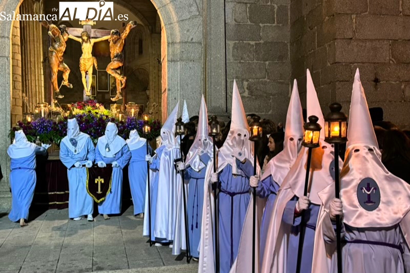 La lluvia da tregua y permite vivir una procesión del Santo Entierro abarrotado de público y ambiente